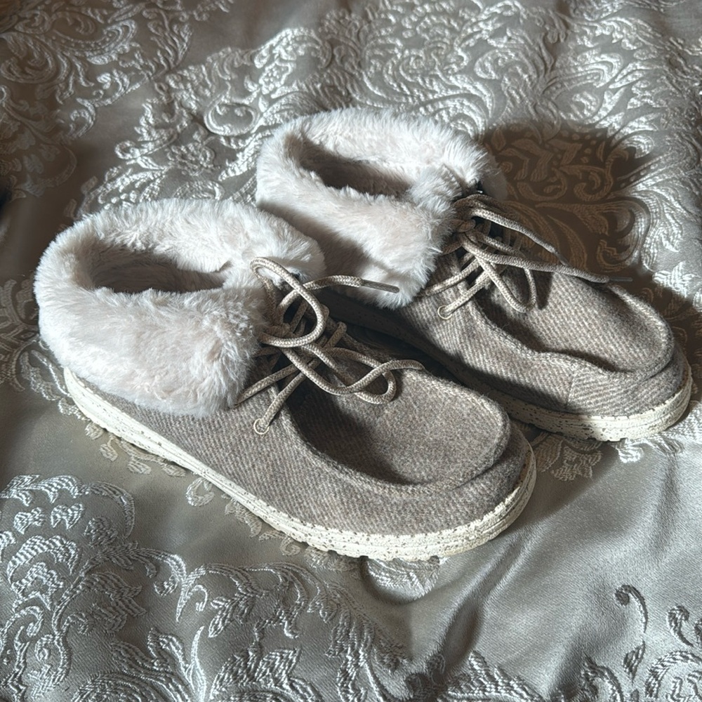 HEY DUDE size 7 Wendy loafer gold bootie
